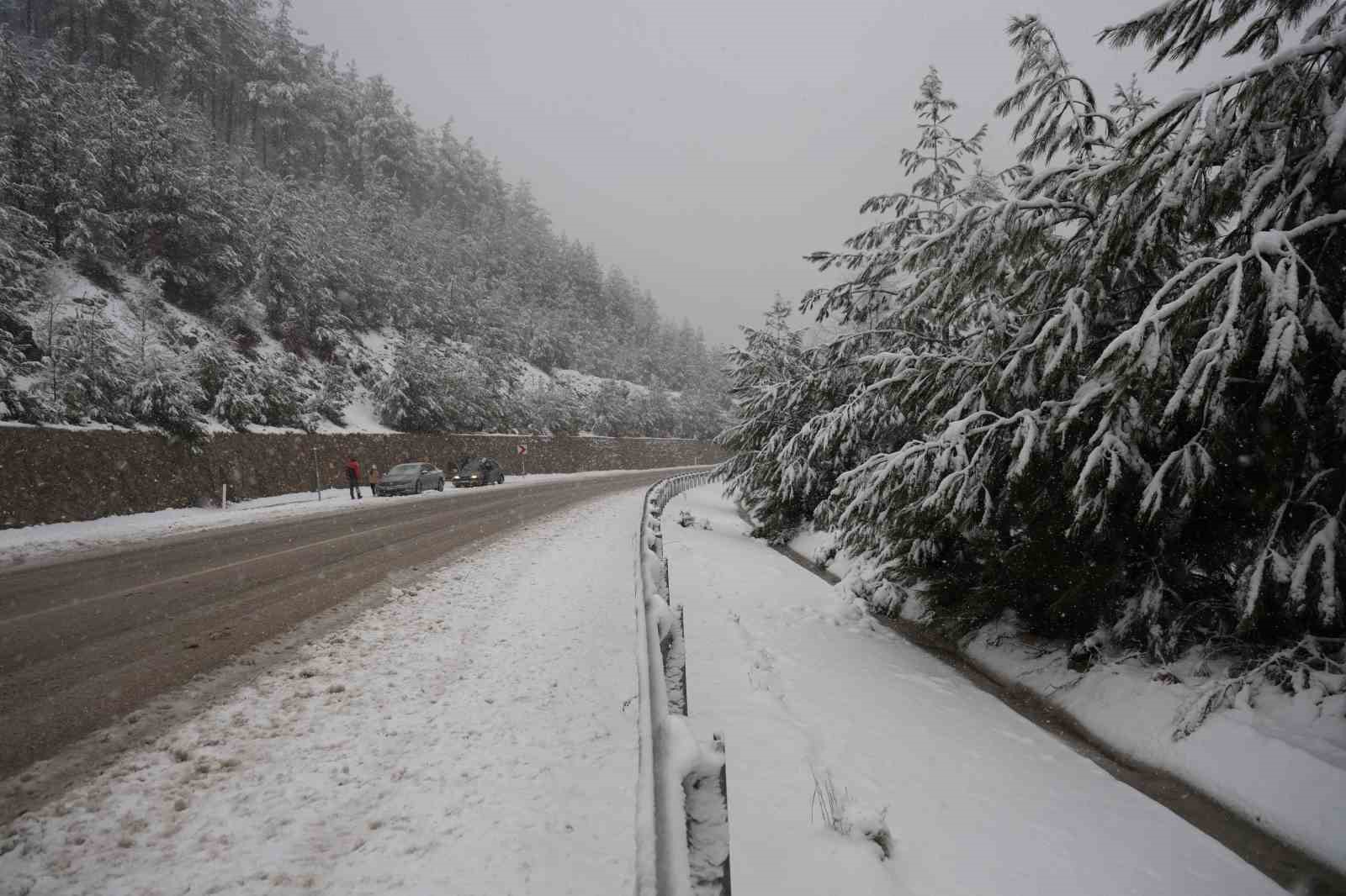 İlk kez kar yağışını izlediler
