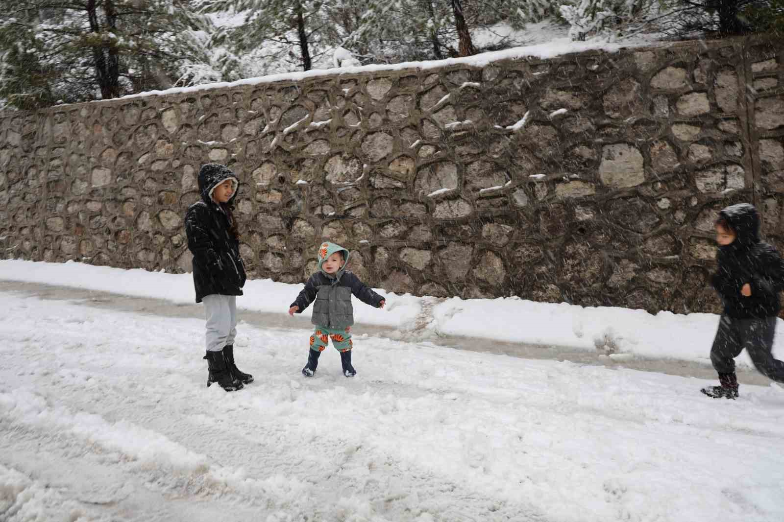 İlk kez kar yağışını izlediler
