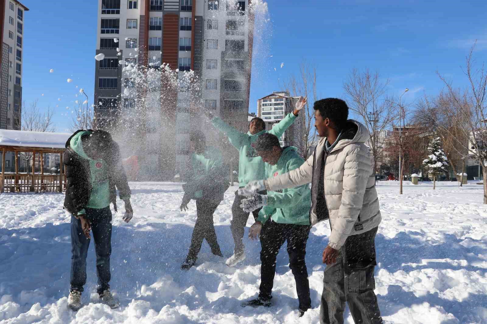 İlk kez karla tanışan Afrikalı öğrenciler doyasıya eğlendi
İlk kez karla tanışan Afrikalı öğrenciler doyasıya eğlendi