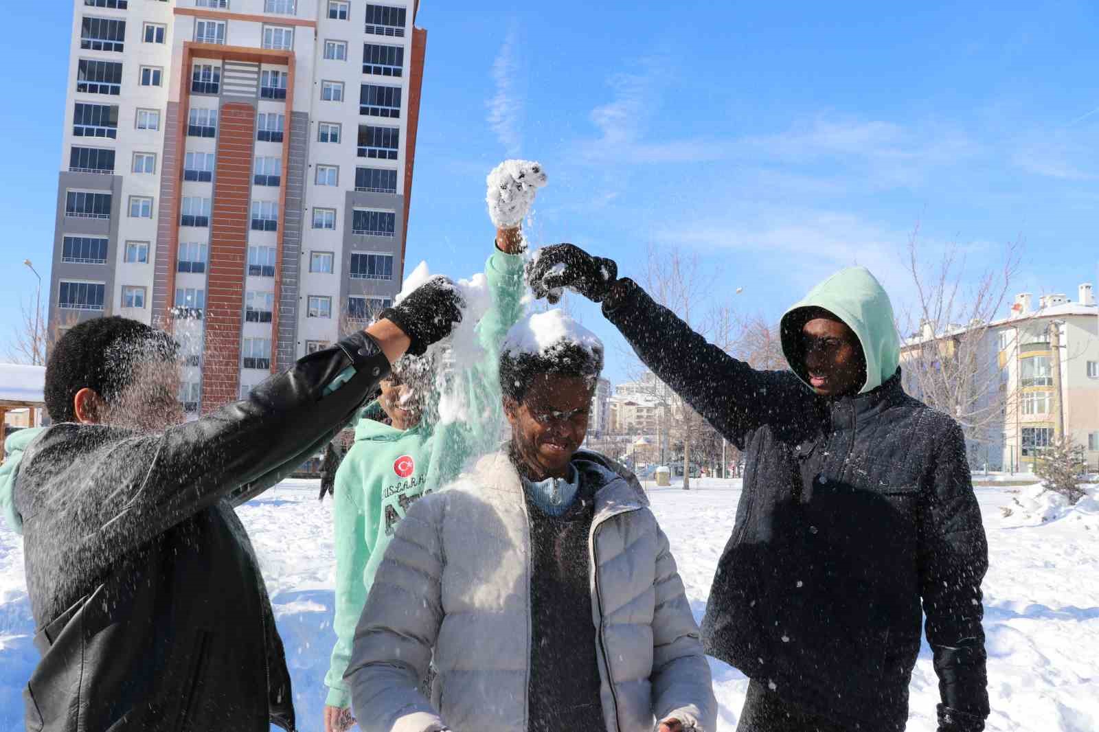 İlk kez karla tanışan Afrikalı öğrenciler doyasıya eğlendi
İlk kez karla tanışan Afrikalı öğrenciler doyasıya eğlendi