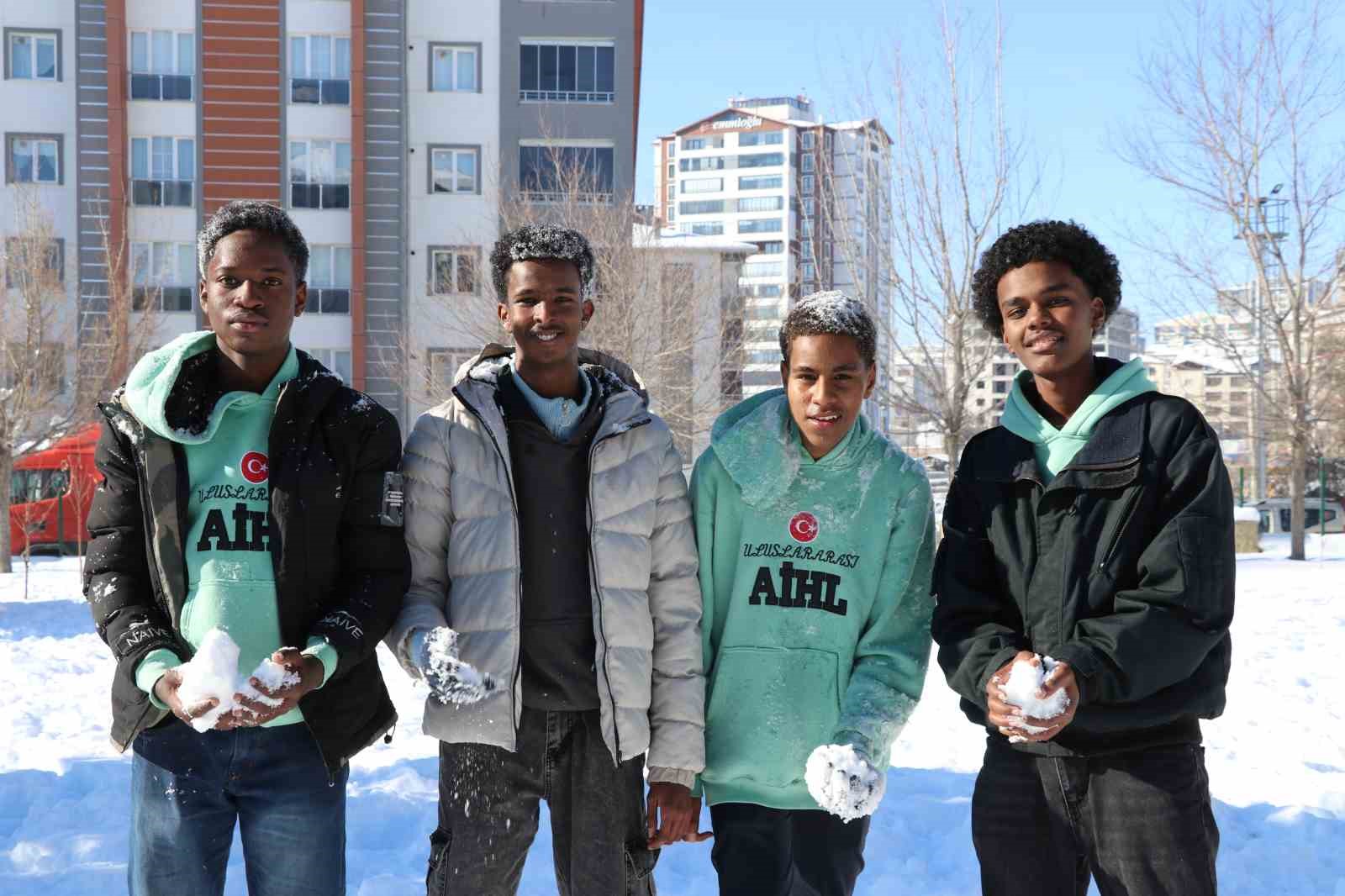 İlk kez karla tanışan Afrikalı öğrenciler doyasıya eğlendi
İlk kez karla tanışan Afrikalı öğrenciler doyasıya eğlendi