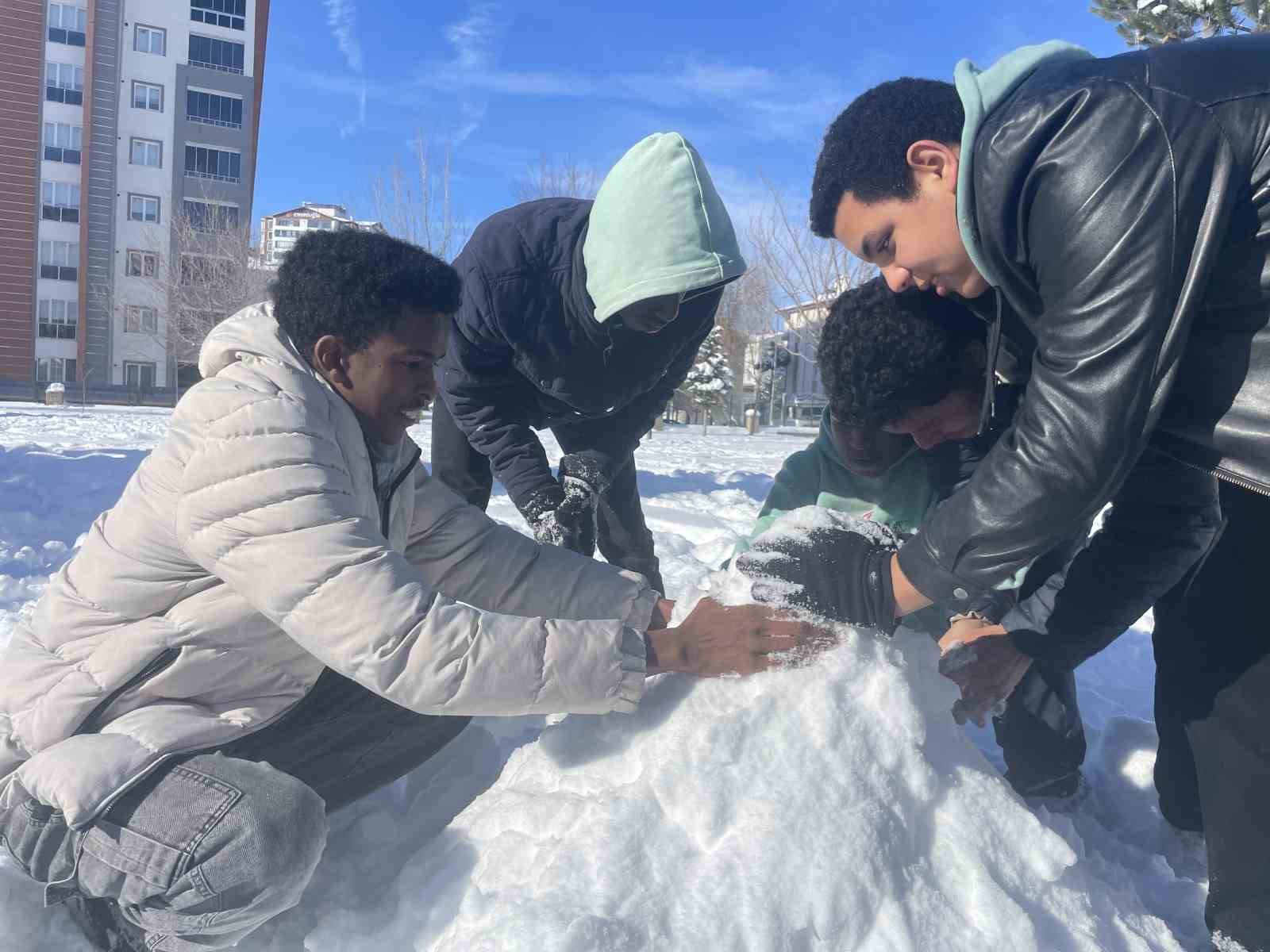 İlk kez karla tanışan Afrikalı öğrenciler doyasıya eğlendi
İlk kez karla tanışan Afrikalı öğrenciler doyasıya eğlendi