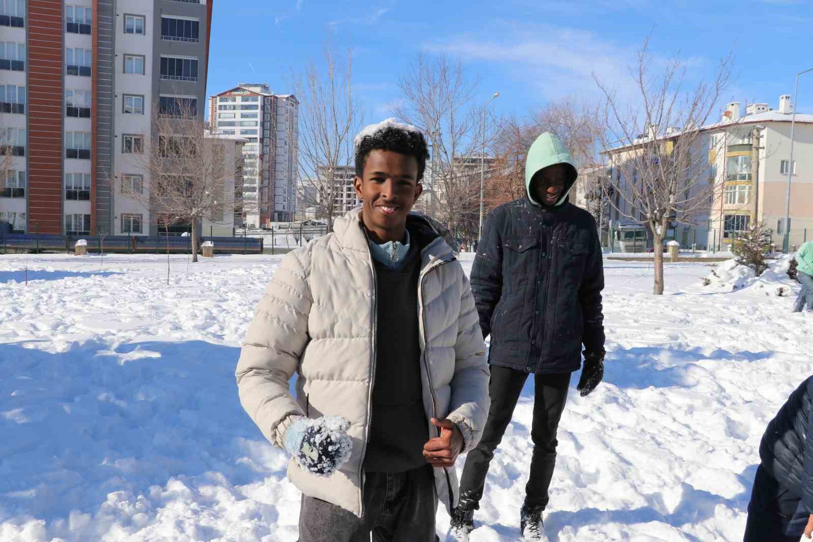 İlk kez karla tanışan Afrikalı öğrenciler doyasıya eğlendi
İlk kez karla tanışan Afrikalı öğrenciler doyasıya eğlendi