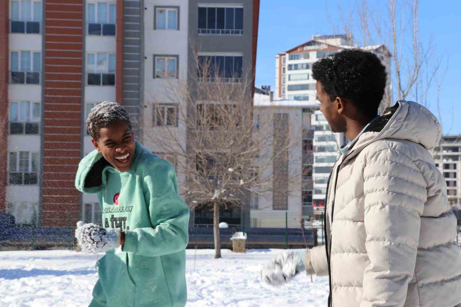 İlk kez karla tanışan Afrikalı öğrenciler doyasıya eğlendi
İlk kez karla tanışan Afrikalı öğrenciler doyasıya eğlendi