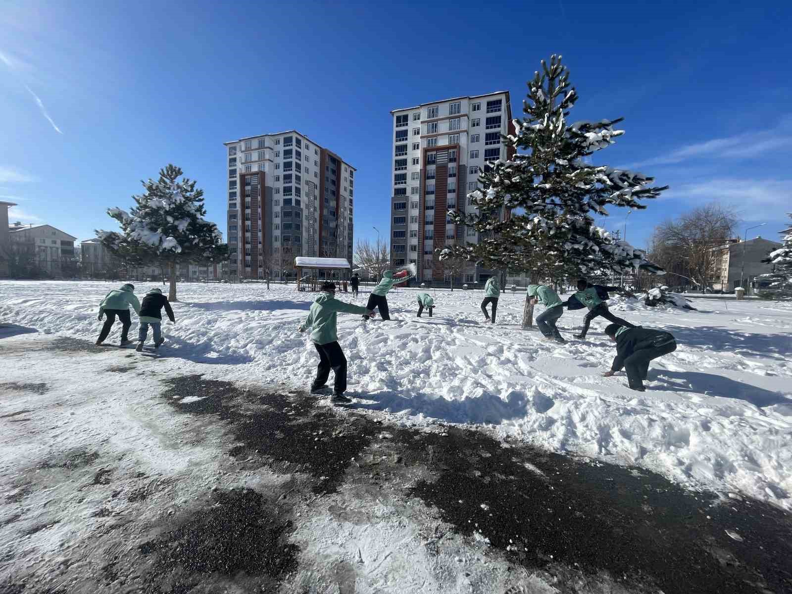 İlk kez karla tanışan Afrikalı öğrenciler doyasıya eğlendi
İlk kez karla tanışan Afrikalı öğrenciler doyasıya eğlendi
