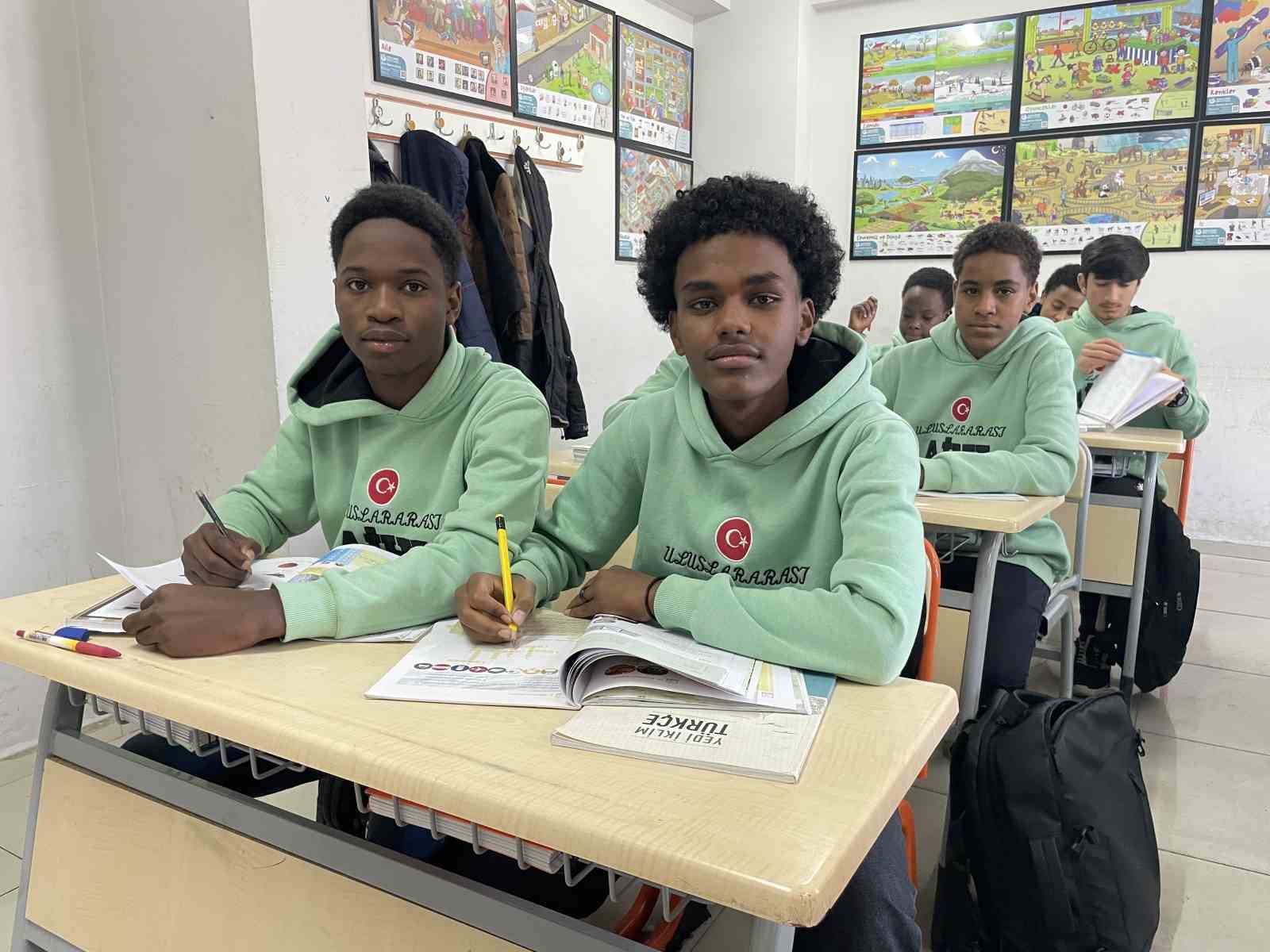 İlk kez karla tanışan Afrikalı öğrenciler doyasıya eğlendi
İlk kez karla tanışan Afrikalı öğrenciler doyasıya eğlendi