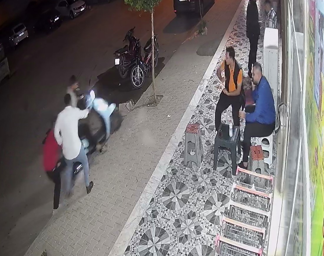 İlk kez motosiklet kullanmak istemişti: Gaz elciği basılı kalınca kaldırımda oturanlar neye uğradığını şaşırdı
