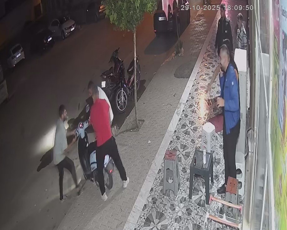 İlk kez motosiklet kullanmak istemişti: Gaz elciği basılı kalınca kaldırımda oturanlar neye uğradığını şaşırdı
