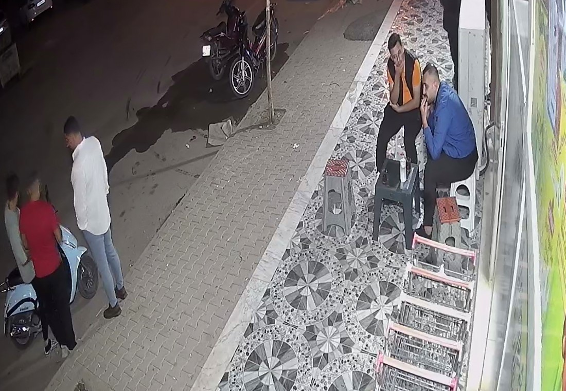 İlk kez motosiklet kullanmak istemişti: Gaz elciği basılı kalınca kaldırımda oturanlar neye uğradığını şaşırdı
