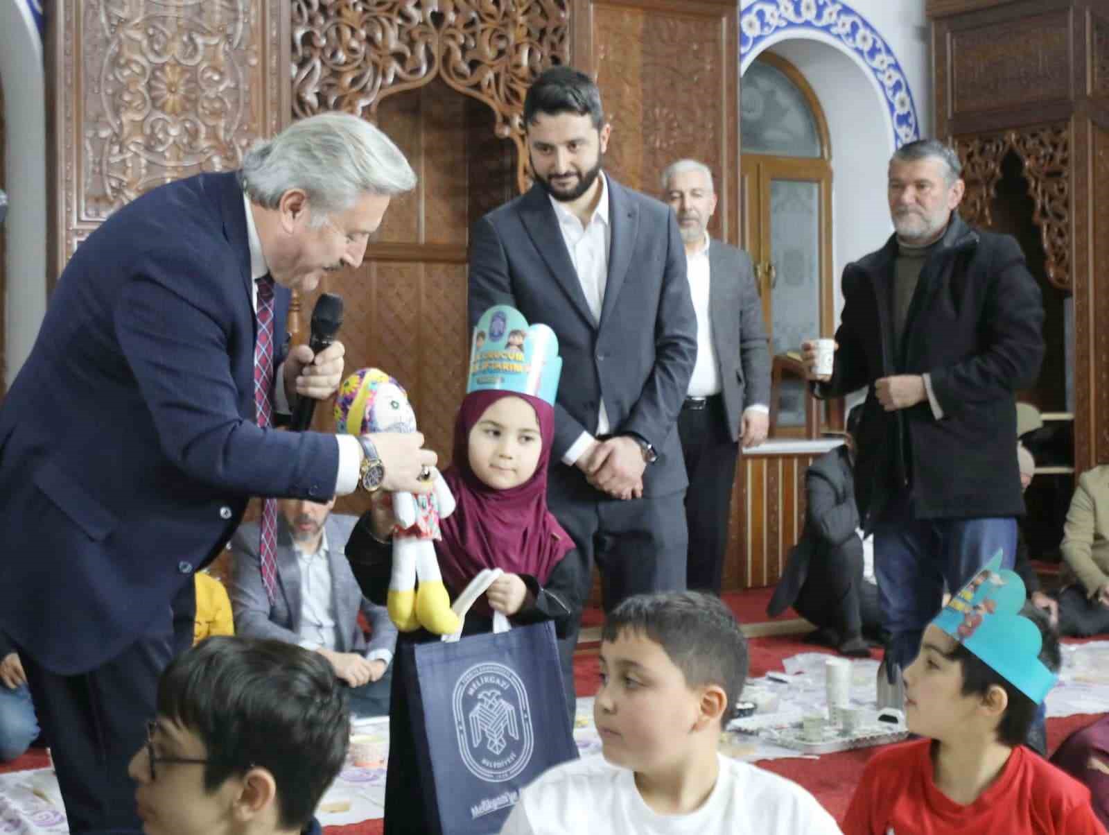 "İlk Orucum İlk İftarım" Programında gönül sofrası çocukların neşesi ile bereketlendi
"İlk Orucum İlk İftarım" Programında gönül sofrası çocukların neşesi ile bereketlendi