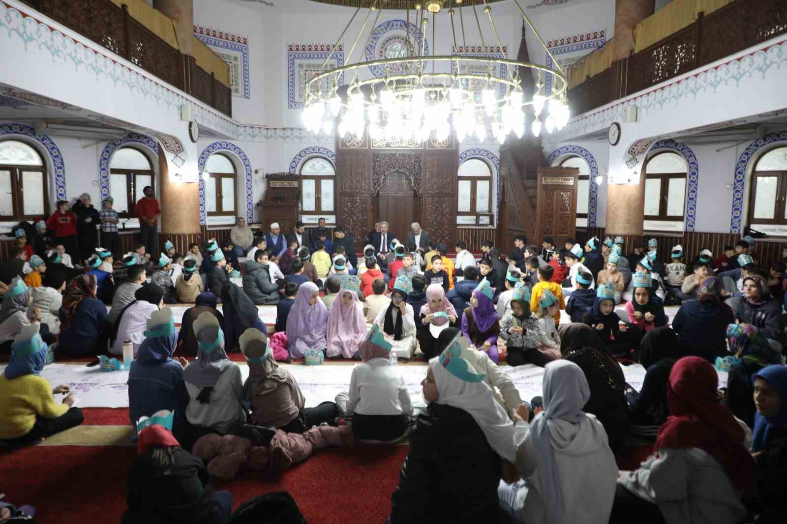 "İlk Orucum İlk İftarım" Programında gönül sofrası çocukların neşesi ile bereketlendi
"İlk Orucum İlk İftarım" Programında gönül sofrası çocukların neşesi ile bereketlendi