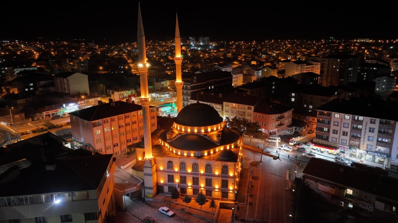 İlk teravihte vatandaşlar camiye akın etti
