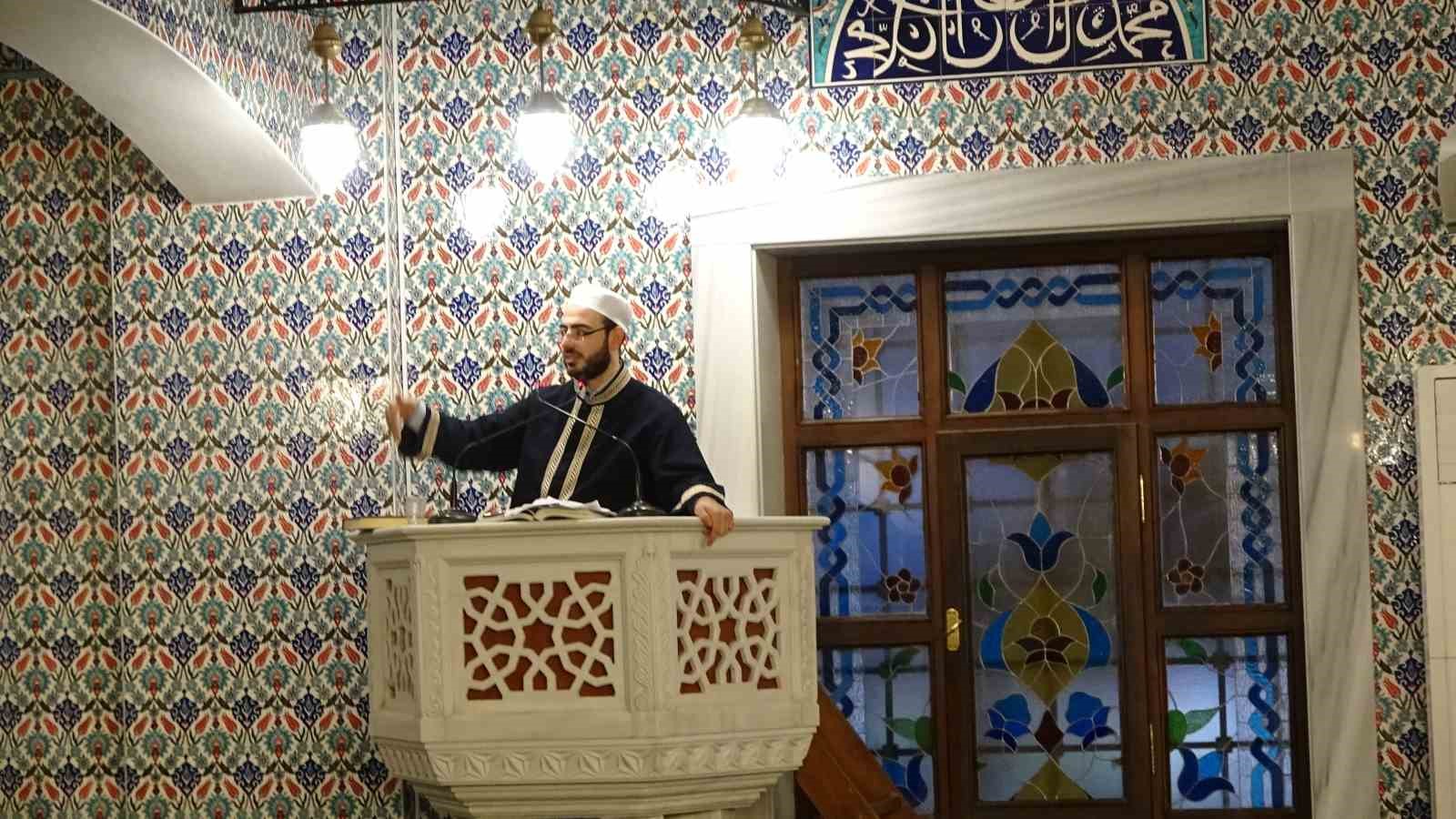 İlk teravihte vatandaşlar camiye akın etti
