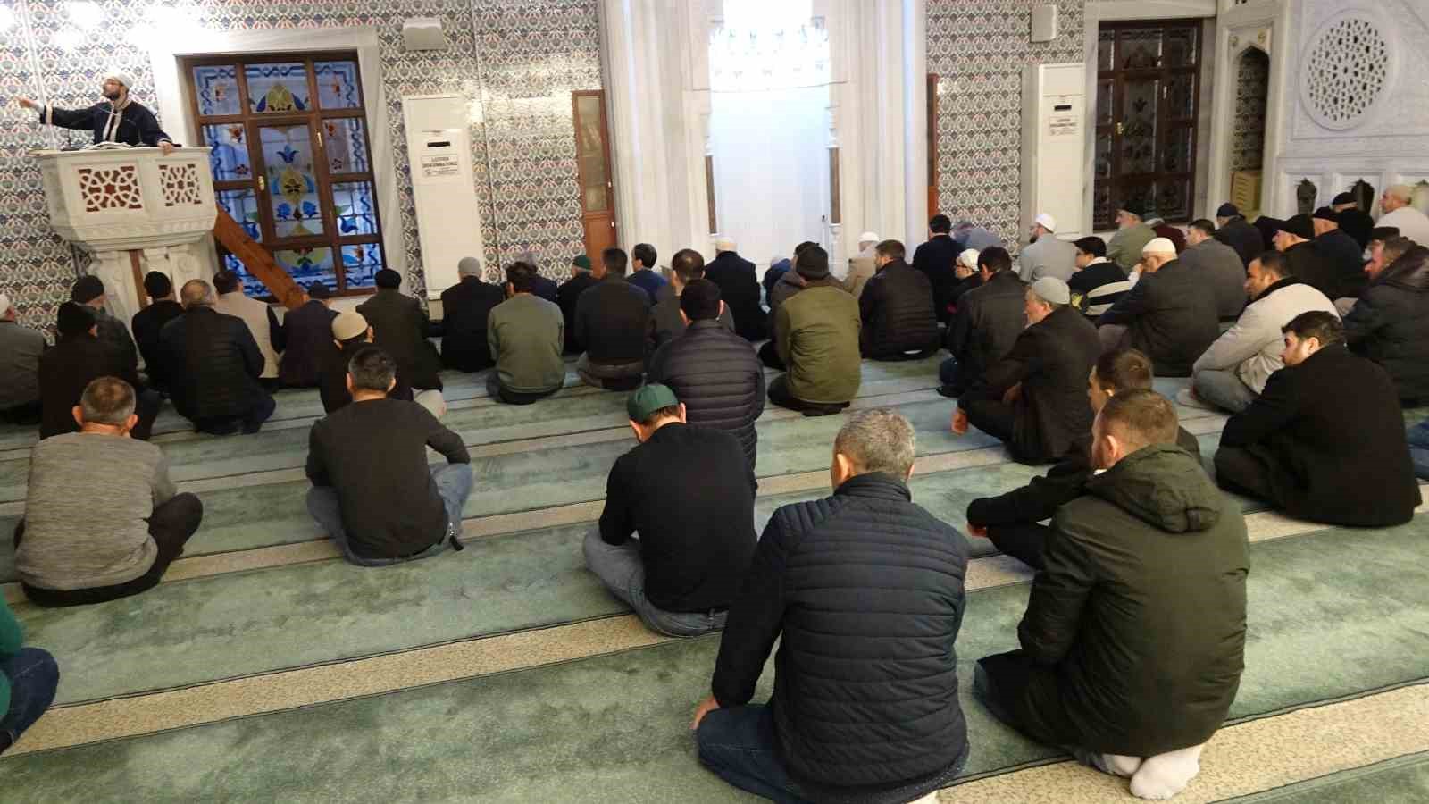 İlk teravihte vatandaşlar camiye akın etti
