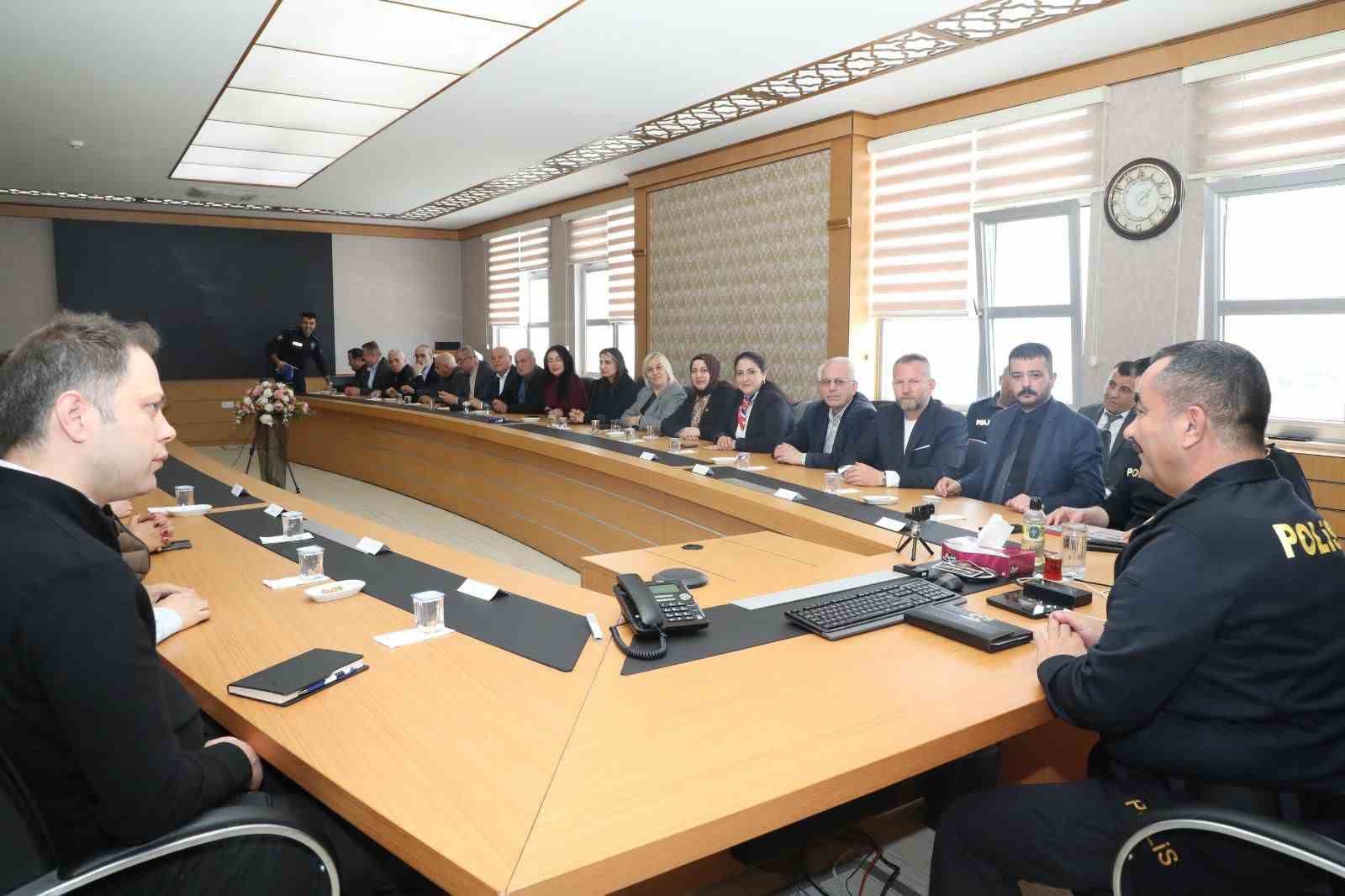 İlkadım muhtarlarıyla güvenlik toplantısı
