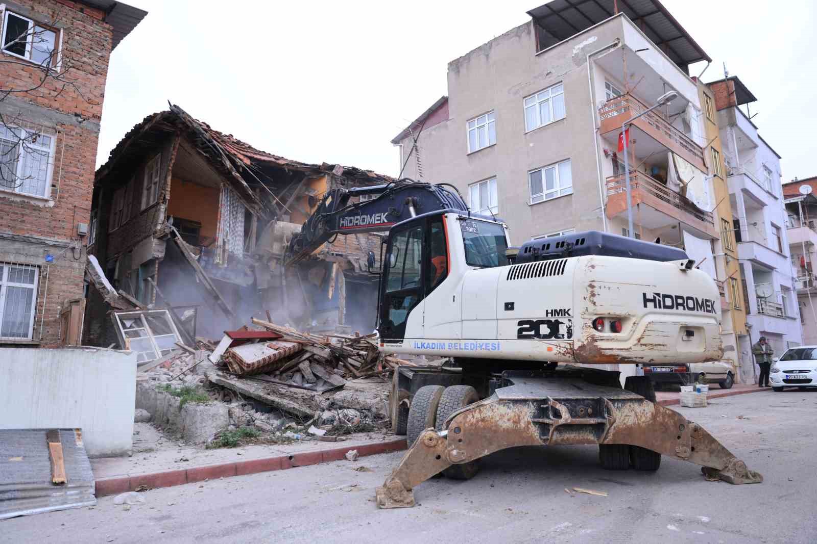 İlkadım’da metruk yapılar bir bir yıkılıyor
İlkadım’da metruk yapılar bir bir yıkılıyor