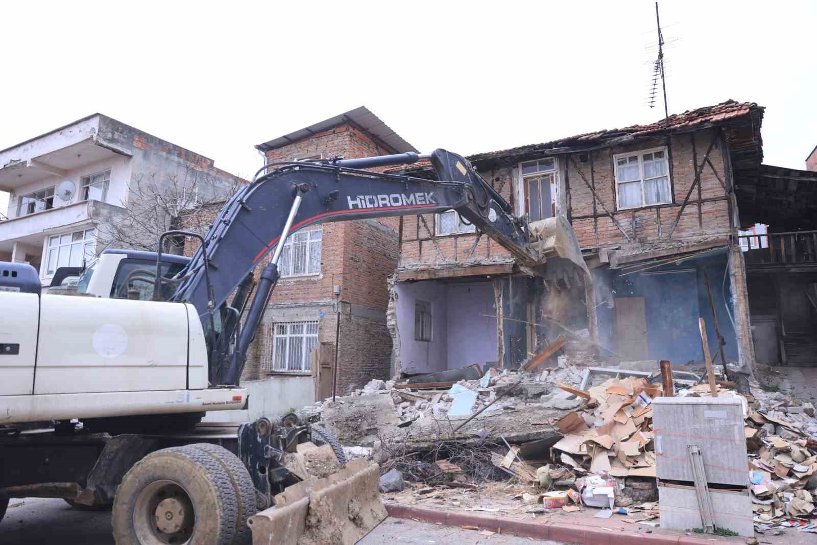 İlkadım’da metruk yapılar bir bir yıkılıyor
İlkadım’da metruk yapılar bir bir yıkılıyor