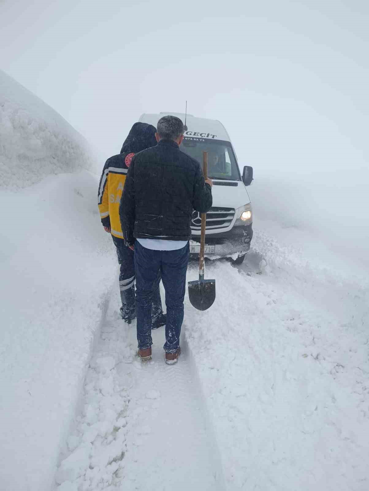 İlkbaharda kar şaşkınlığı, belde yolu ulaşıma kapandı

