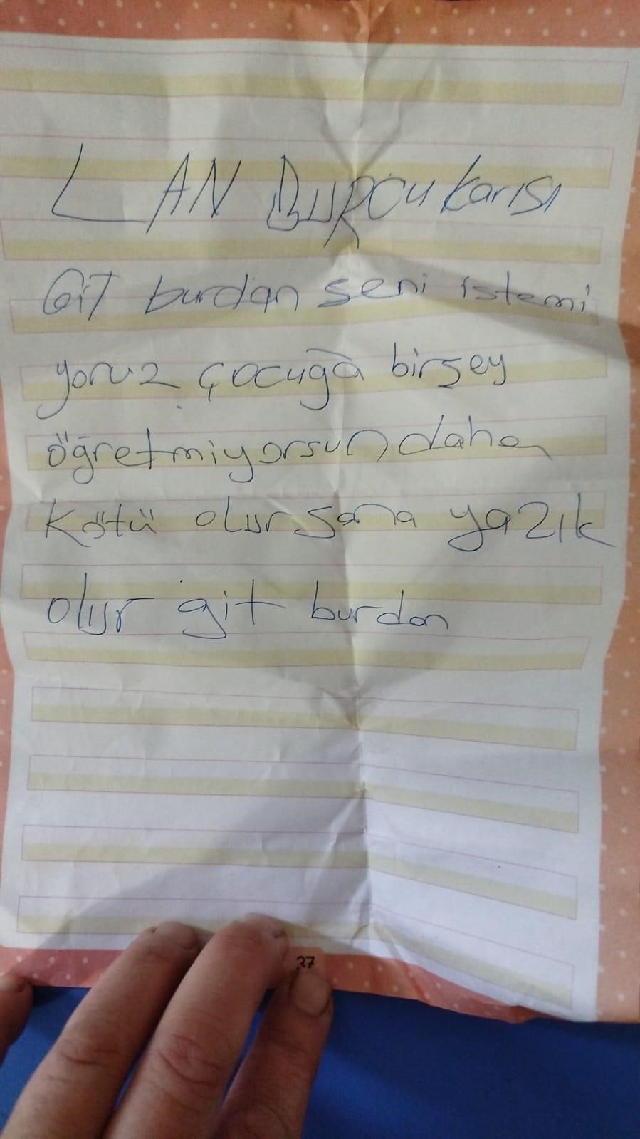 İlkokul kapısına tehdit içerikli not bırakan veli tutuklandı
İlkokul kapısına tehdit içerikli not bırakan veli tutuklandı