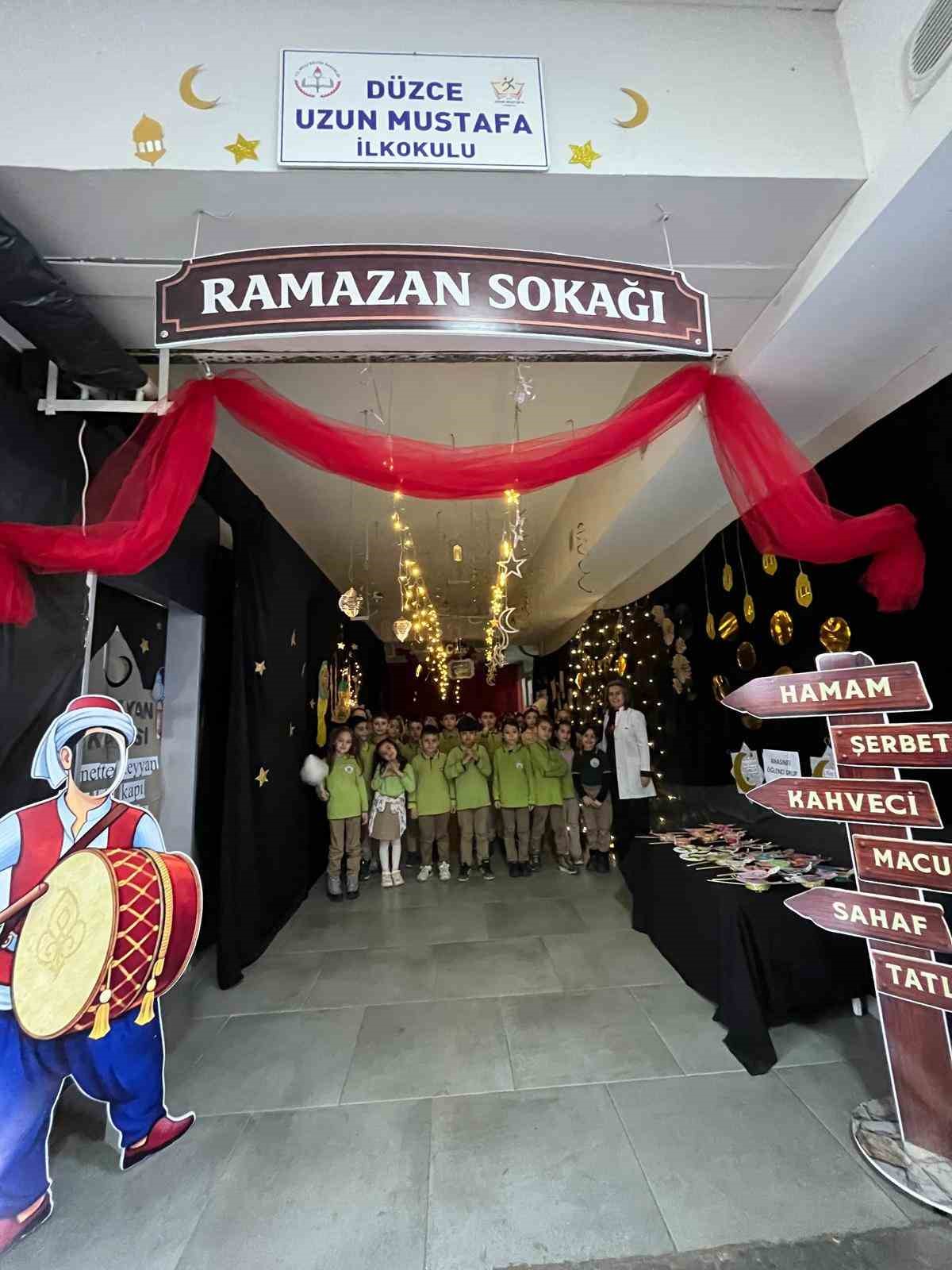 İlkokul koridorunda Ramazan Sokağı coşkusu
