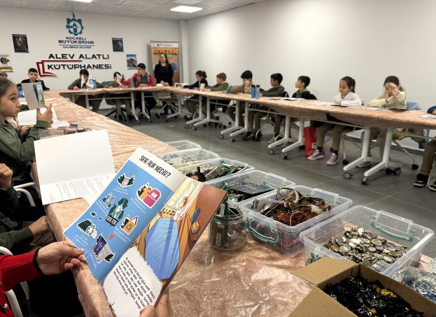 İlkokul öğrencileri elektronik atıklardan tablo yaptı
