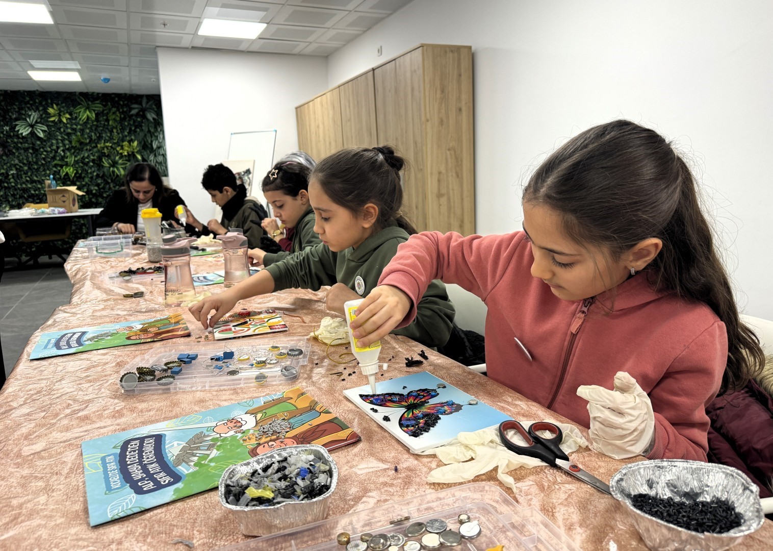 İlkokul öğrencileri elektronik atıklardan tablo yaptı
