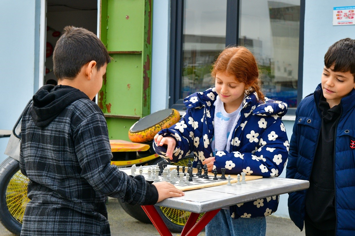 İlkokul öğrencileri geri dönüşümü yerinde öğrendi

