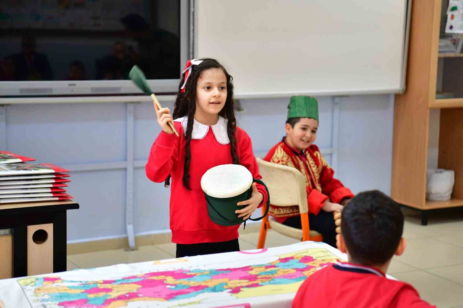 İlkokul öğrencileri Ramazan’ı manilerle karşıladı

