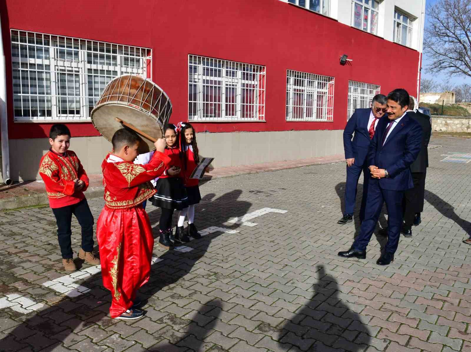 İlkokul öğrencileri Ramazan’ı manilerle karşıladı
