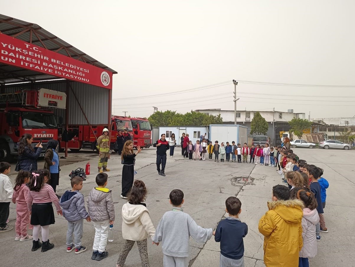 İlkokul öğrencilerinden itfaiye istasyonuna ziyaret
