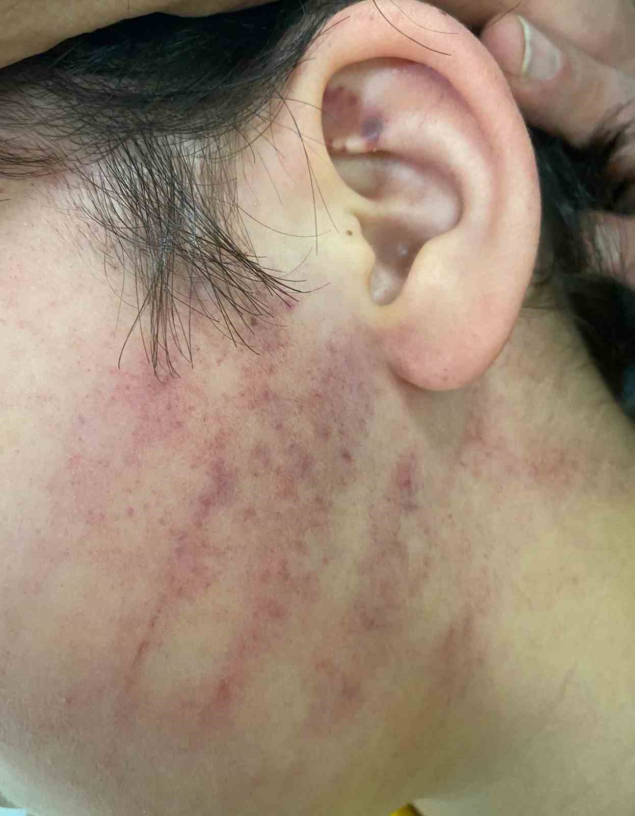 İlkokul öğrencilerinin sıra tartışmasında okula gelen baba, anne ve babaanne 2 çocuğu darp etti
