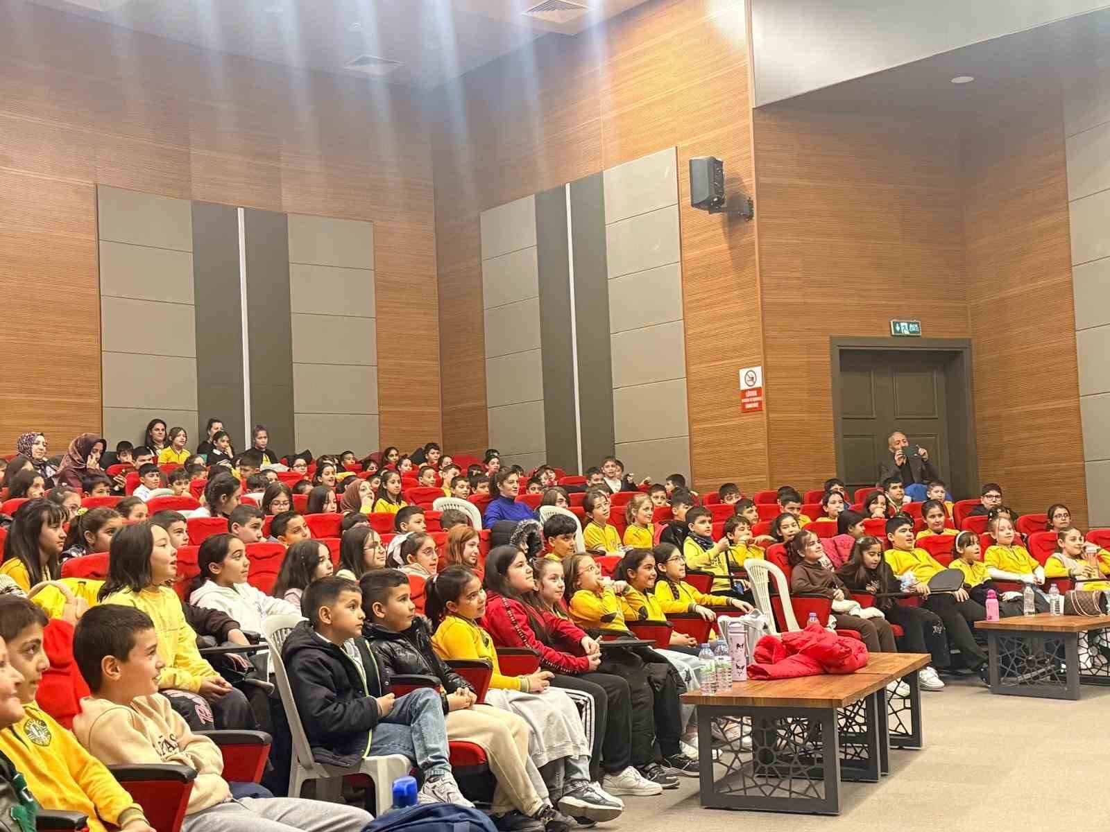 İlkokul öğrencilerinin tiyatro coşkusu
