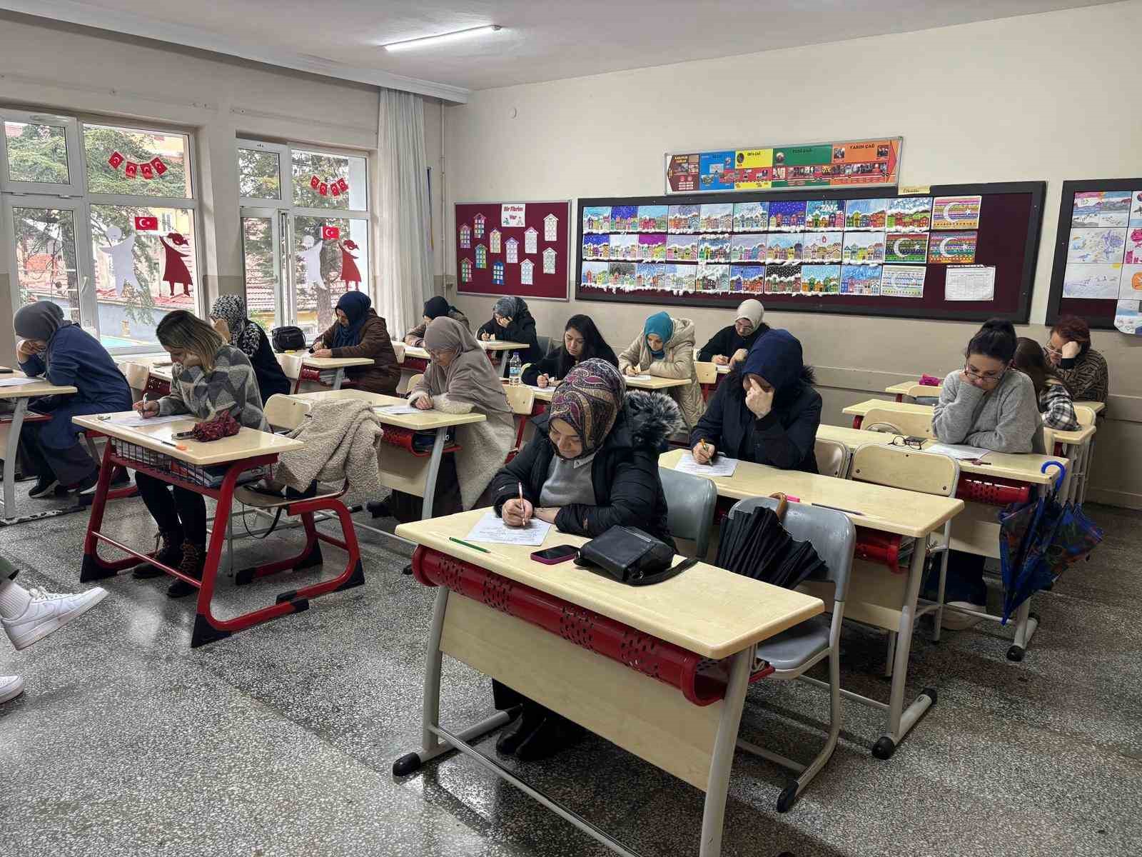 İlkokulda veliler kitap okuma yarışmasında ter döktü
