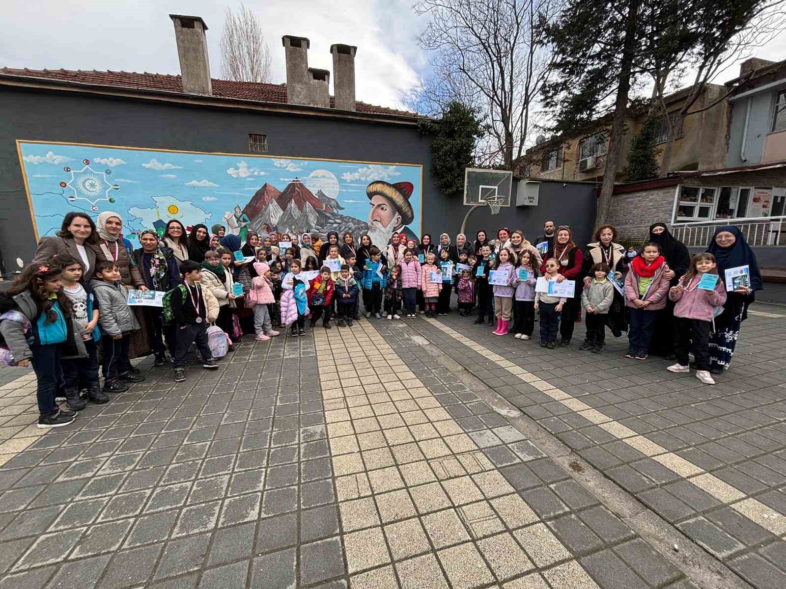 İlkokulda veliler kitap okuma yarışmasında ter döktü
