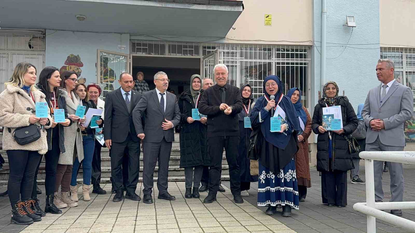 İlkokulda veliler kitap okuma yarışmasında ter döktü
