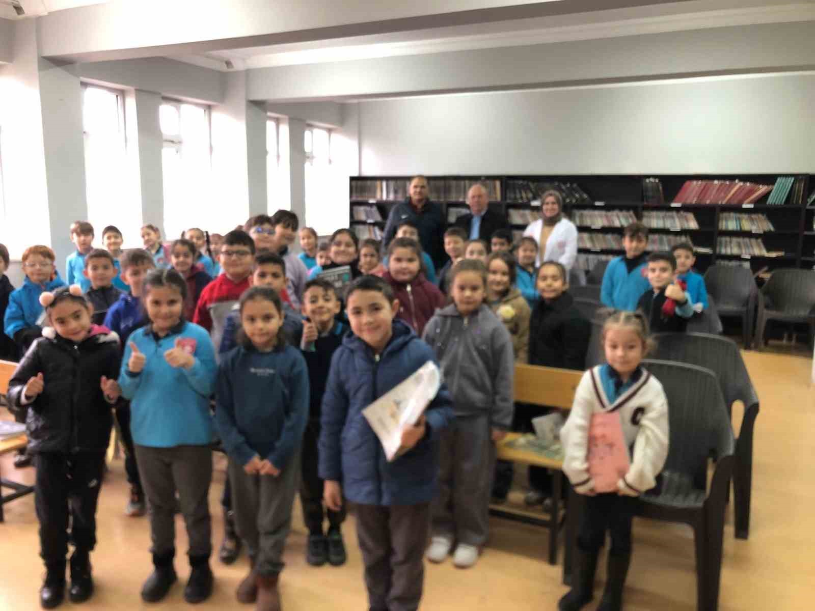 İlkokulda yerel yönetimler dersine giren muhtar öğrencilere görevini anlattı
