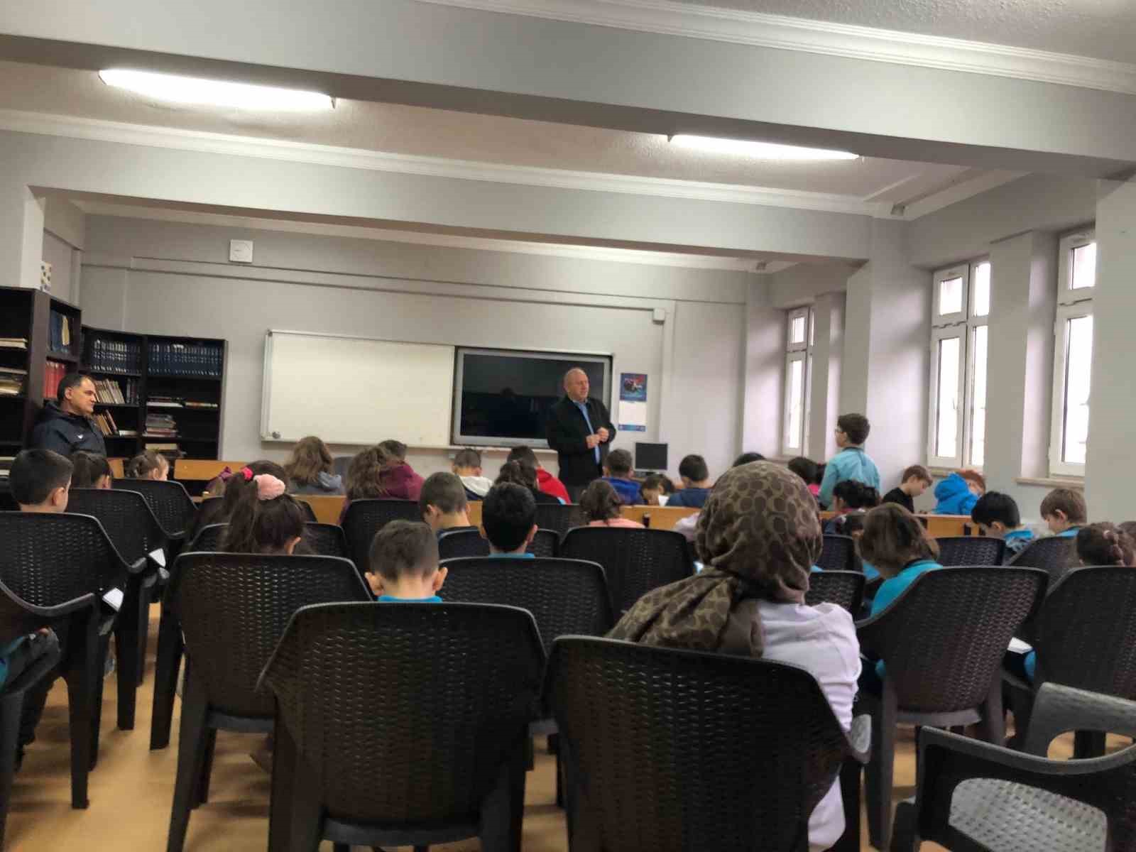 İlkokulda yerel yönetimler dersine giren muhtar öğrencilere görevini anlattı
