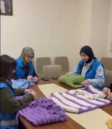 İlmek ilmek sevgi: Gençlerden yaşlılara yürek ısıtan hediye

