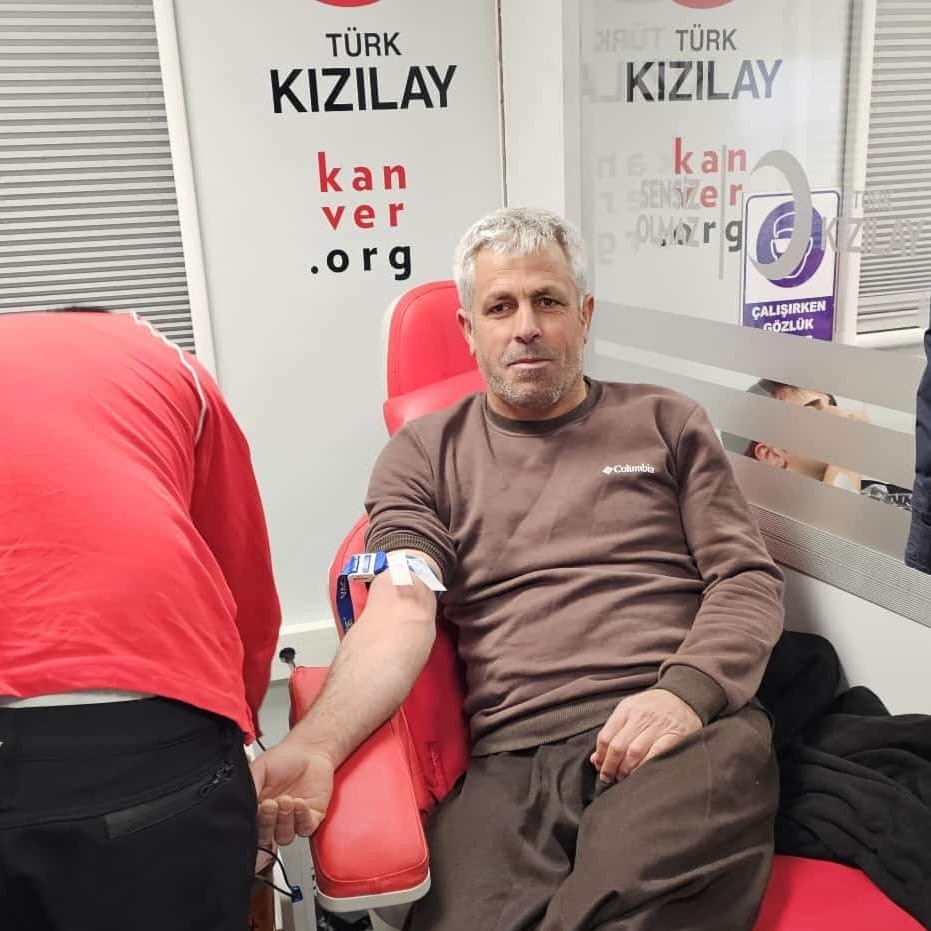 İmam, cemaatiyle kan bağışında bulundu
