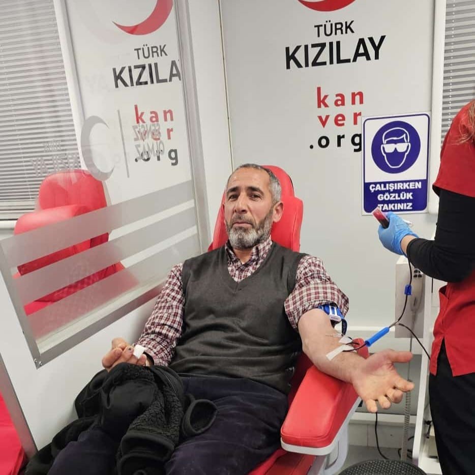 İmam, cemaatiyle kan bağışında bulundu
