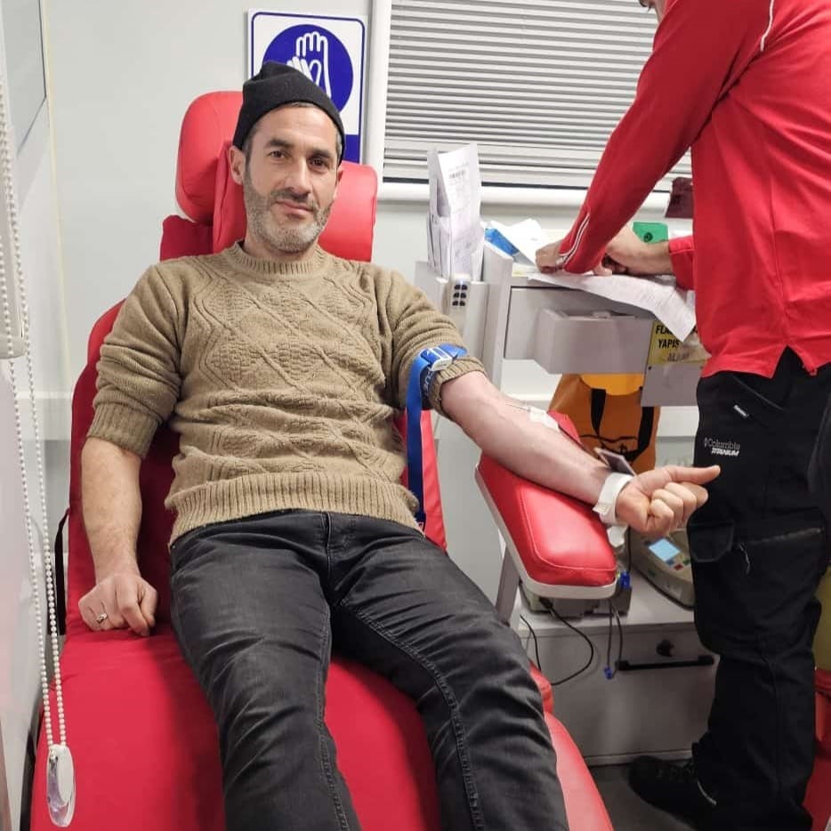 İmam, cemaatiyle kan bağışında bulundu
