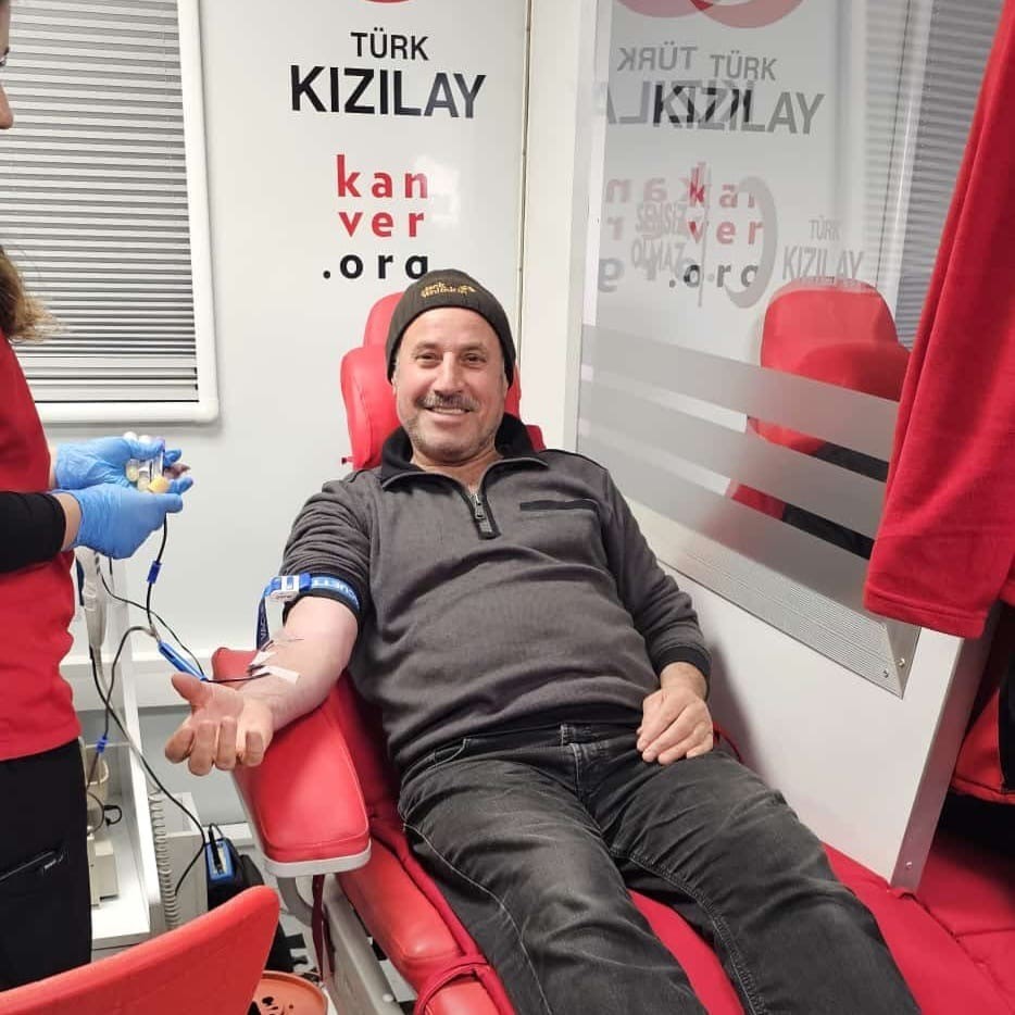 İmam, cemaatiyle kan bağışında bulundu
