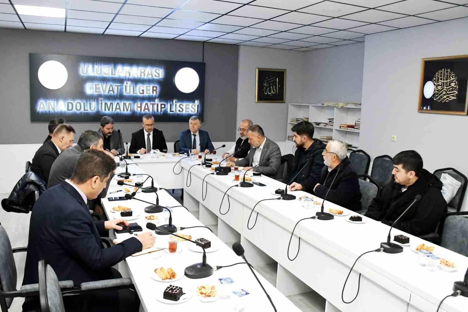 İmam hatip okullarıyla ilgili toplantı yapıldı
