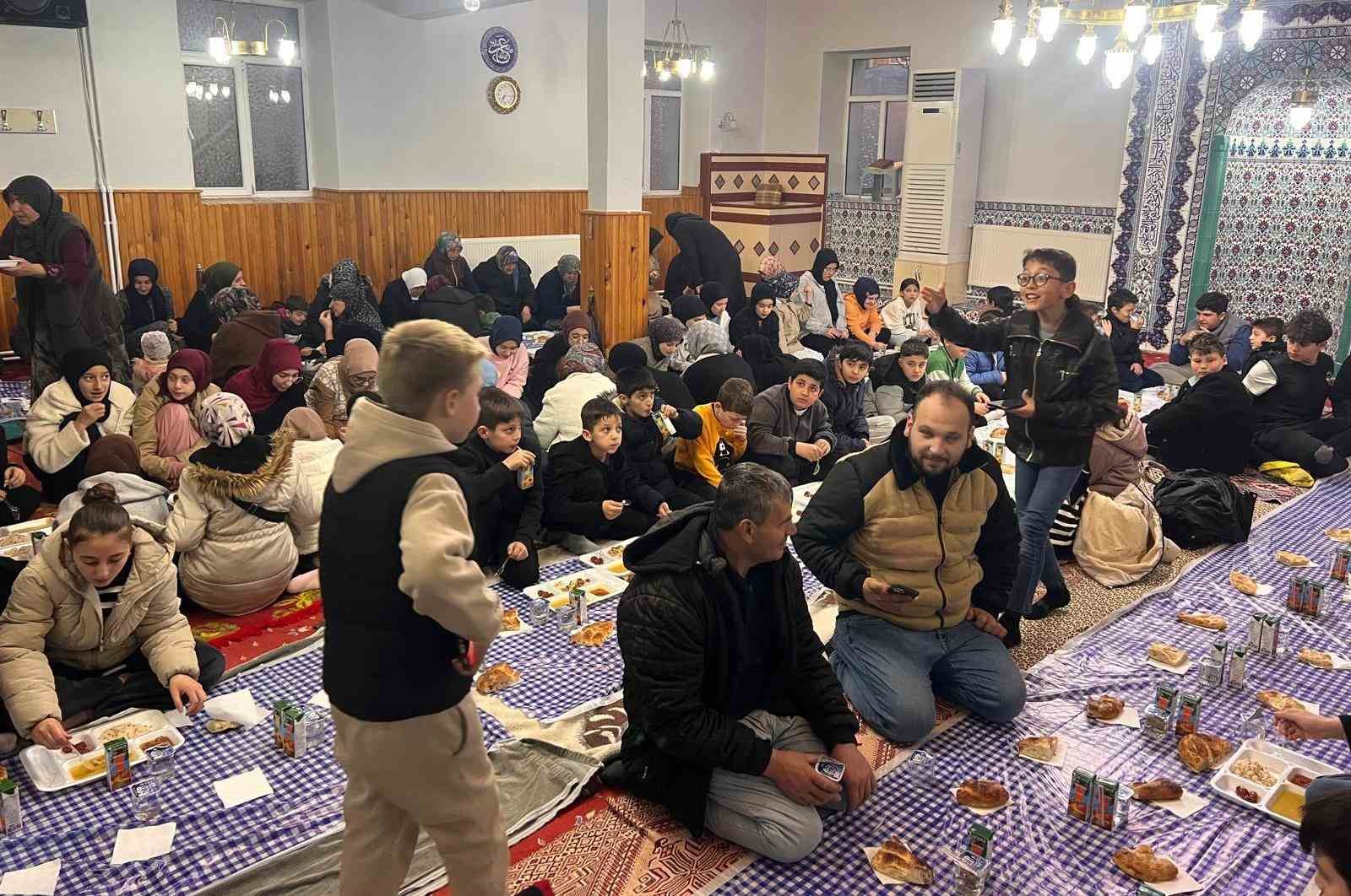 İmam Mustafa Şimşek Emet’te 15 yıldır çocuklara camide iftar veriyor
