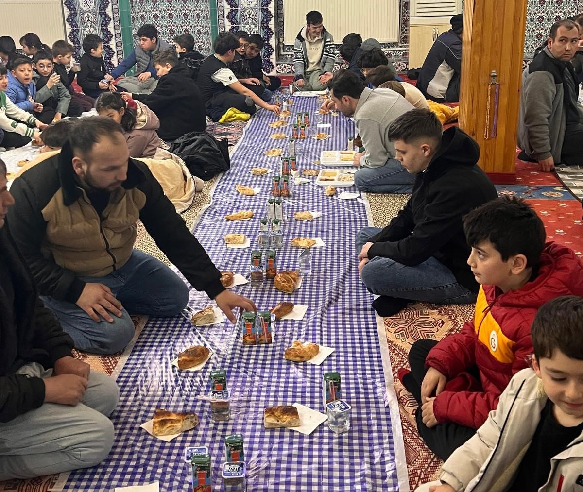 İmam Mustafa Şimşek Emet’te 15 yıldır çocuklara camide iftar veriyor
