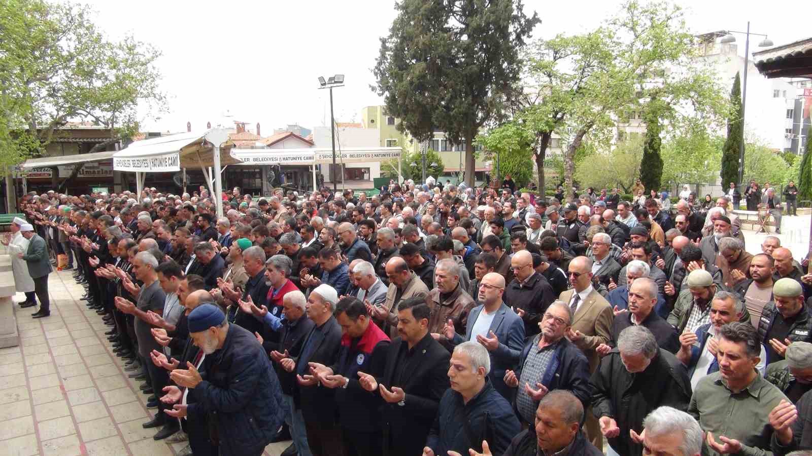 İmamın titreyen sesiyle konuşması duygulandırdı
