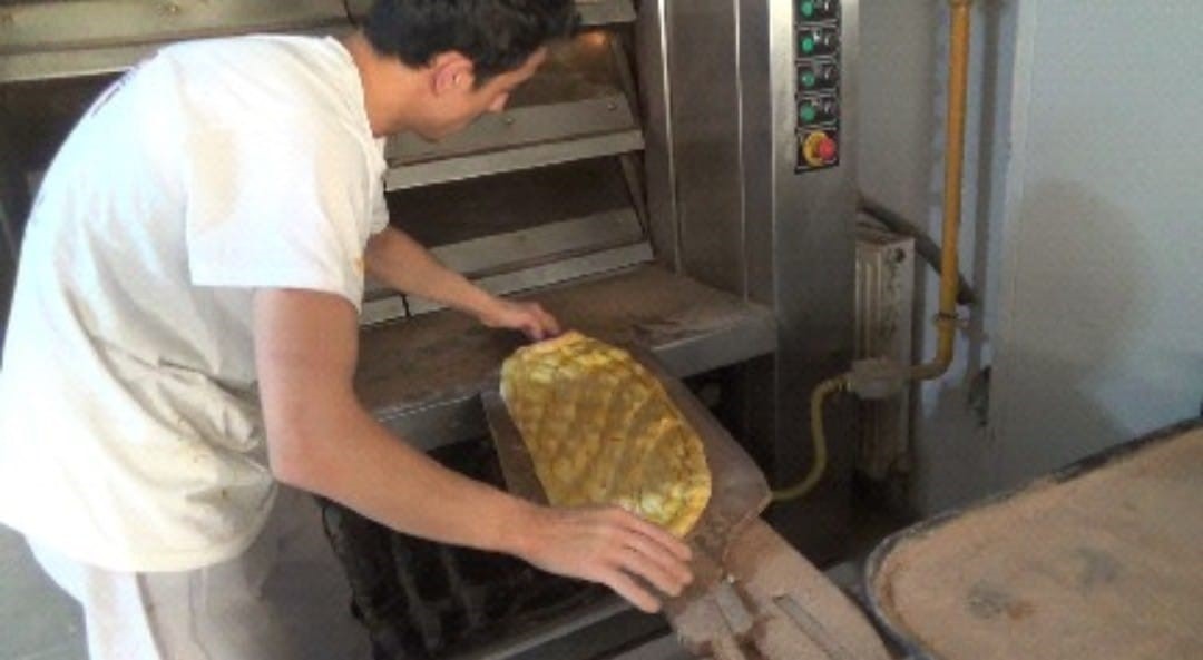 İmece usulüyle pide dağıtılıyor, pide girmeyen ev kalmıyor
