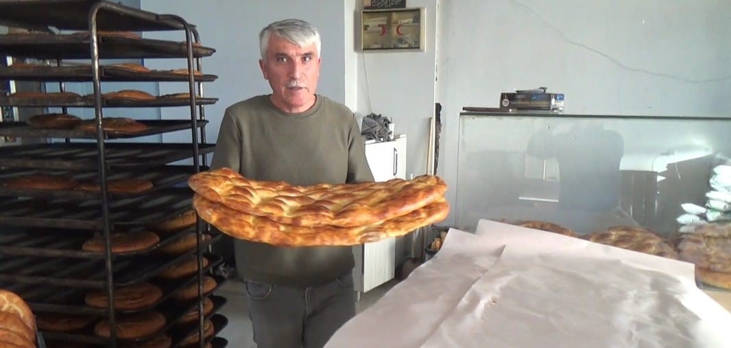 İmece usulüyle pide dağıtılıyor, pide girmeyen ev kalmıyor
