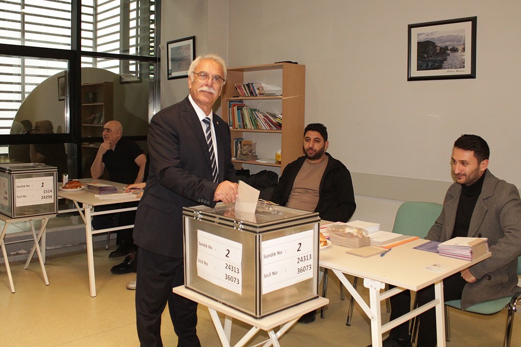 İMO Bursa’da Serdar Atilla Erdem güven tazeledi
İMO Bursa’da Serdar Atilla Erdem güven tazeledi