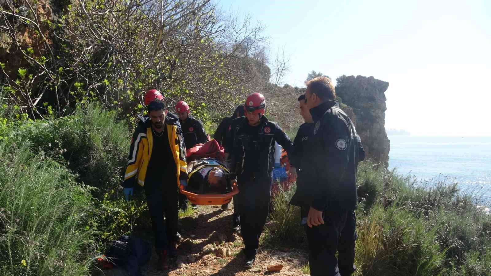 İncir ağacı hayatını kurtardı:  Falezlerde 20 metre yükseklikten düşen adam yaralandı
